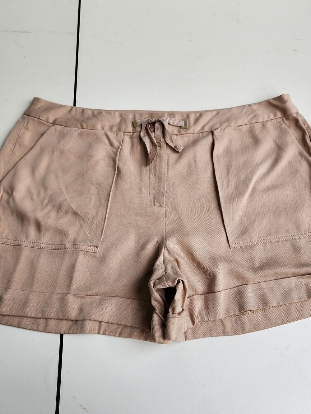 White House Black Market Drawstring Tie Shorts Beige Lyocell Soft 5" Short Sz 16